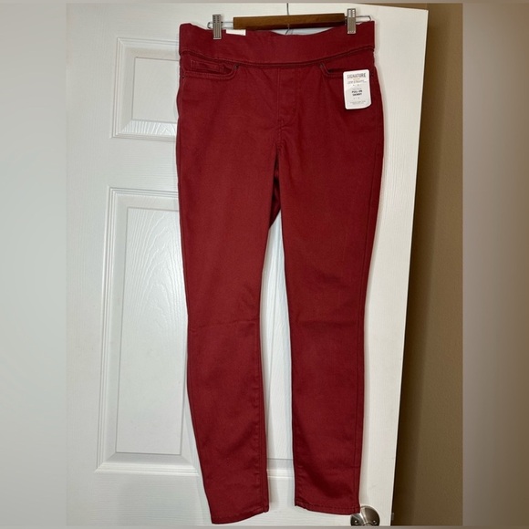 Levi’s Classic Pull On Skinny Red Jeans NWT Women’s 8 - Picture 1 of 11